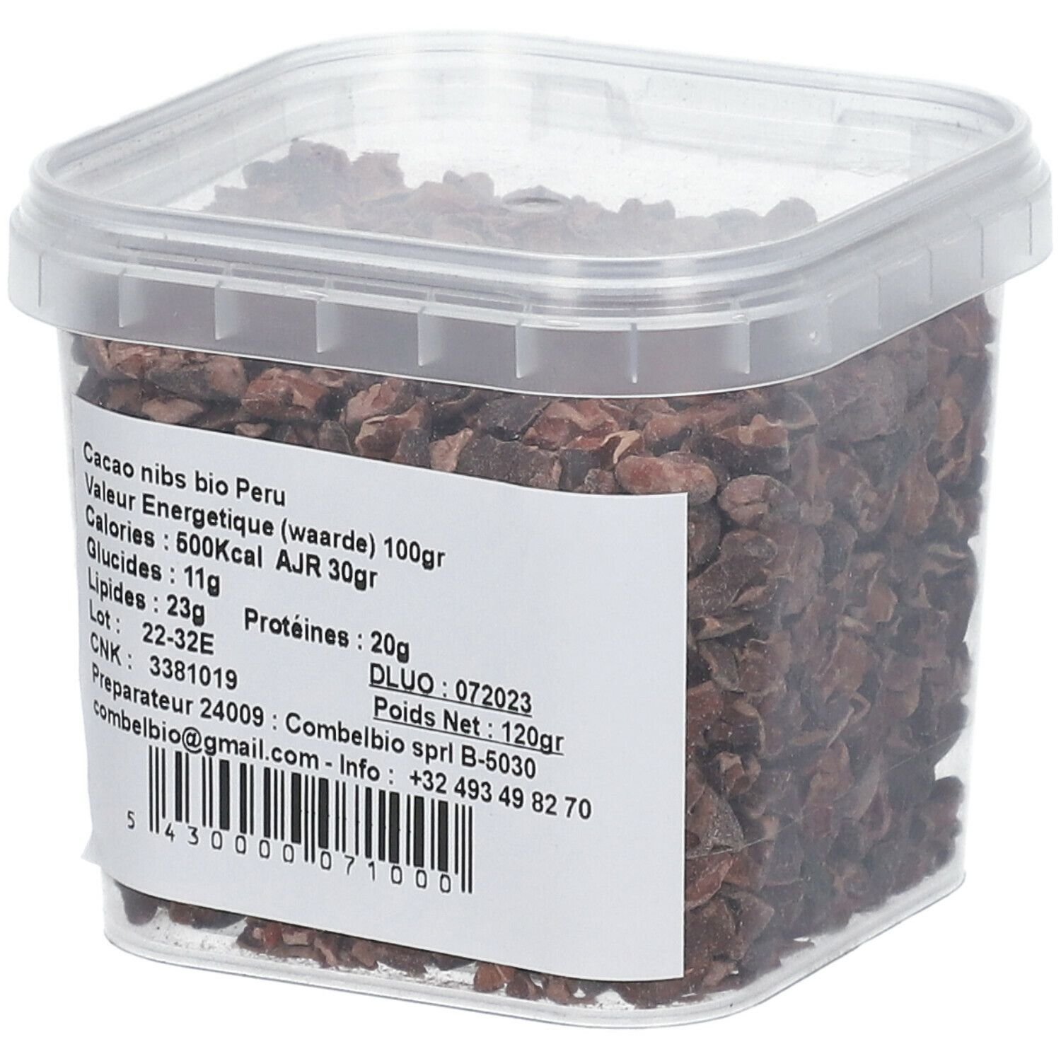 Transparante bak met cacao nibs. Etiket met voedingswaarde en lotnummer. Tekst: Cacao nibs bio Peru.