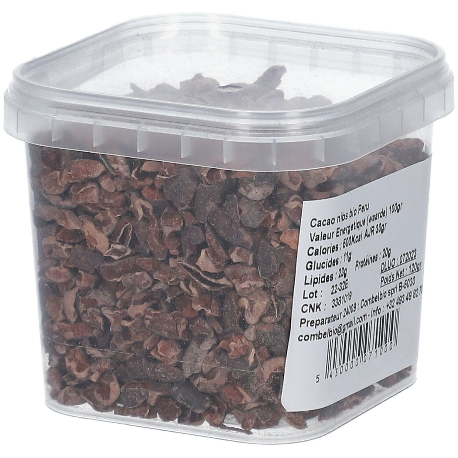 Transparante bak met cacao nibs. Etiket met voedingswaarde en lotnummer. Tekst: Cacao nibs bio Peru.