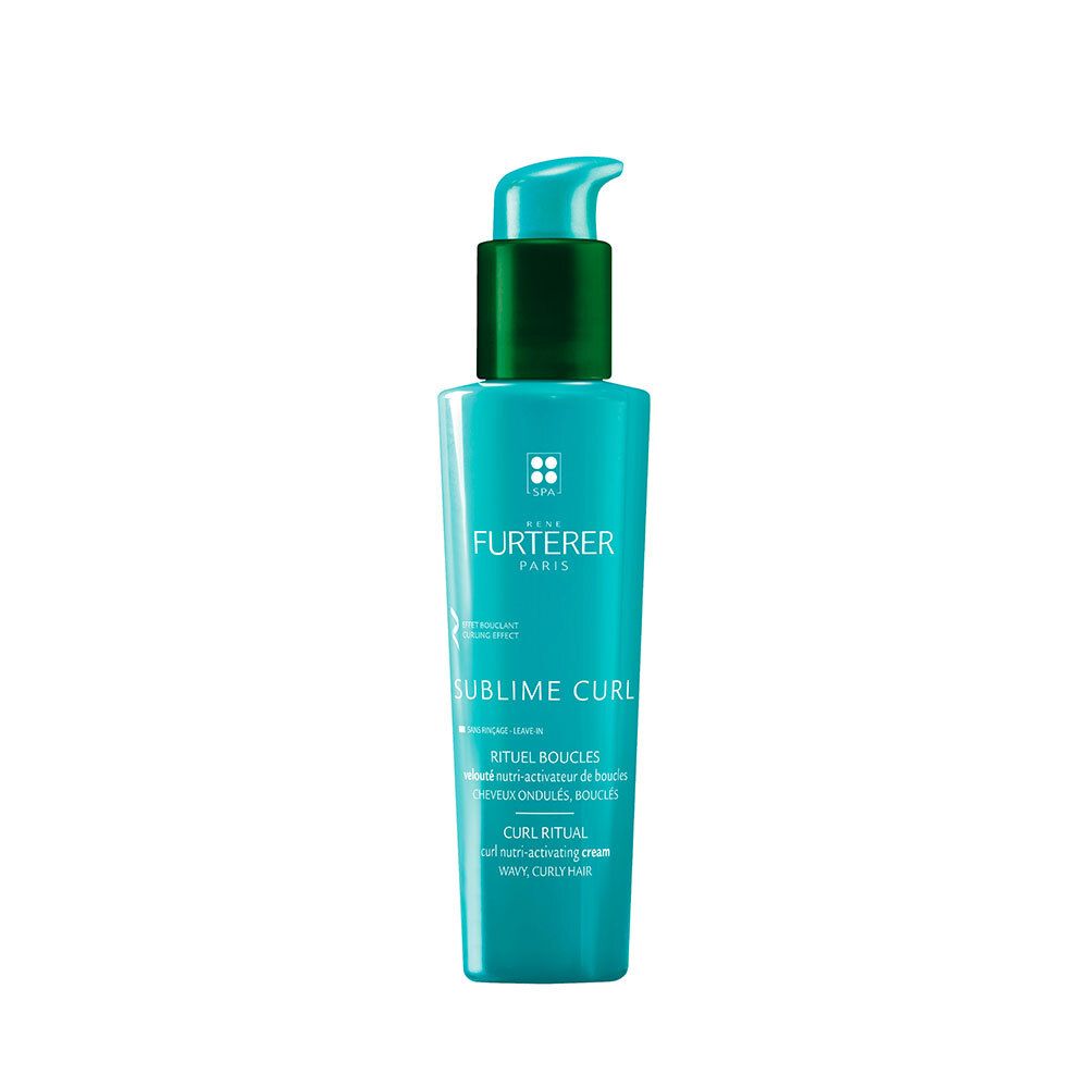 Flacon turquoise avec pompe. Inscriptions: SUBLIME CURL, RITUEL BOUCLES, CURL RITUAL.
