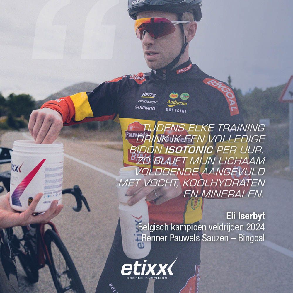 Fietser met Etixx product en fles. Tekst over hydratatie.