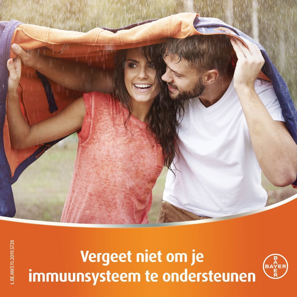 Koppel onder deken in de regen. Tekst: Vergeet niet om je immuunsysteem te ondersteunen.