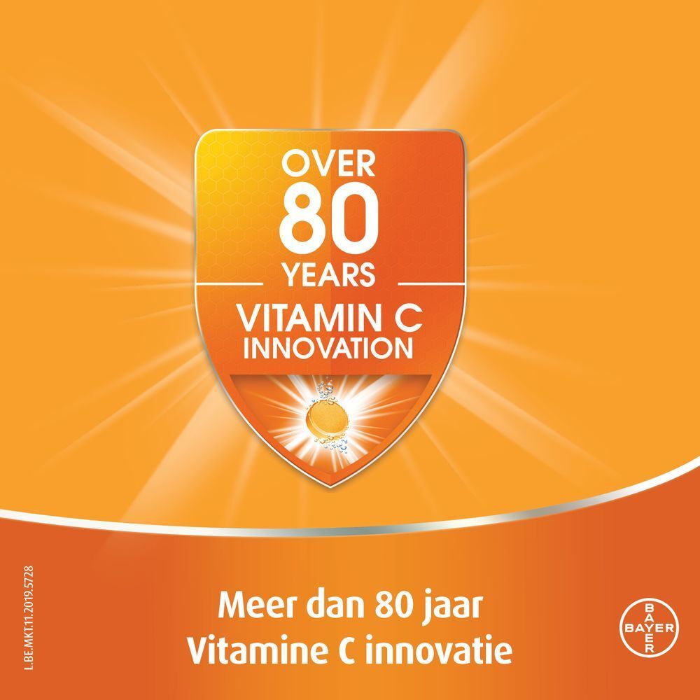 Oranje achtergrond met vitamine C-symbool. Tekst: Meer dan 80 jaar Vitamine C innovatie.
