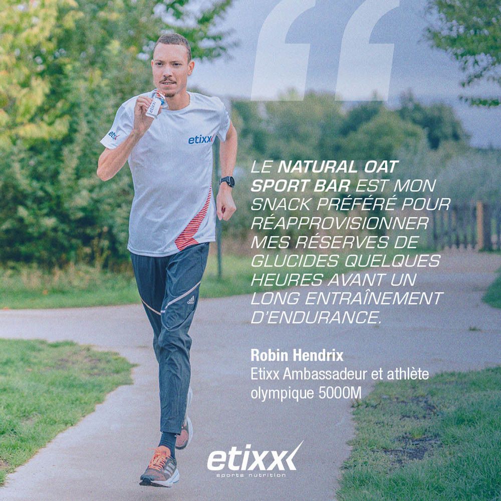 Homme courant tenant une barre énergétique Etixx. Inscription: Natural Oat, Sweet & Salty Caramel. Citation.