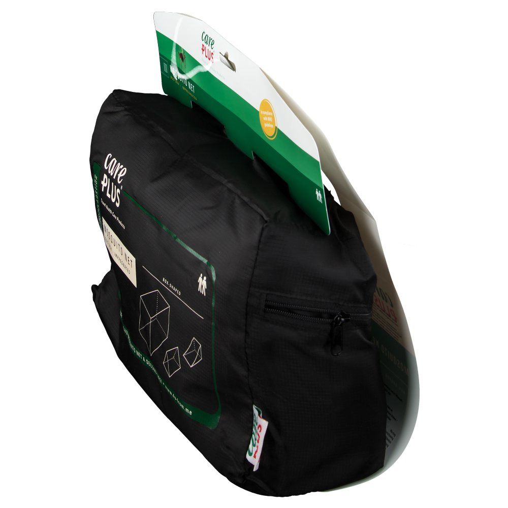 Schwarze Tasche mit weißer Verpackung. Aufschrift: Care Plus Mosquito Net Duo Box Imprägniert. Reißverschluss sichtbar.