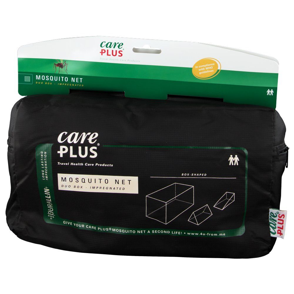 Schwarze Tasche mit weißer Verpackung. Aufschrift: Care Plus Mosquito Net Duo Box Imprägniert. Abbildung eines Moskitonetzes.