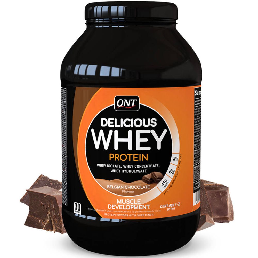 Pot noir avec étiquette orange. Inscription : QNT Delicious Whey Protein, chocolat belge. Morceaux de chocolat à côté.