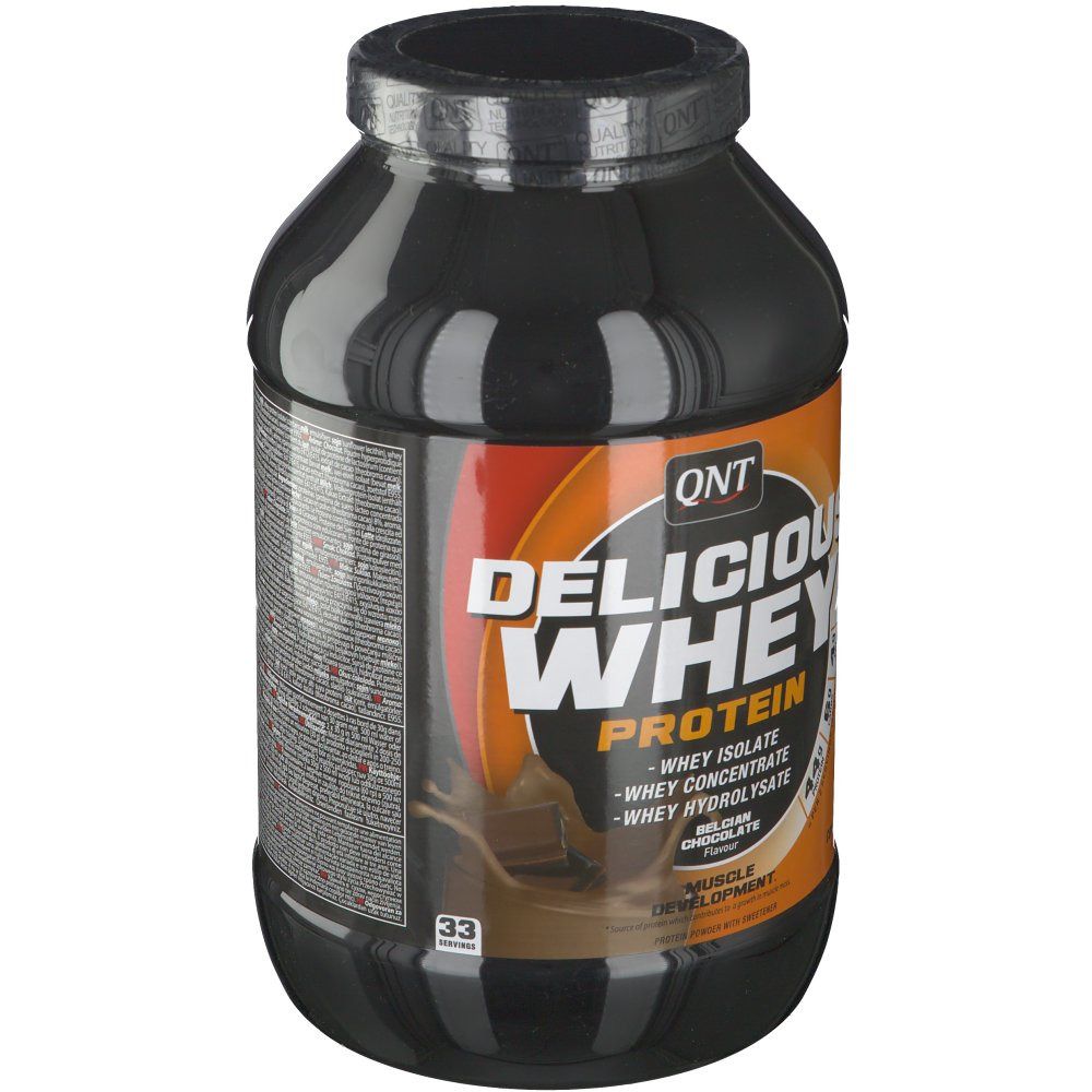 Pot noir avec étiquette orange. Inscription : QNT Delicious Whey Protein, chocolat belge. 33 portions.