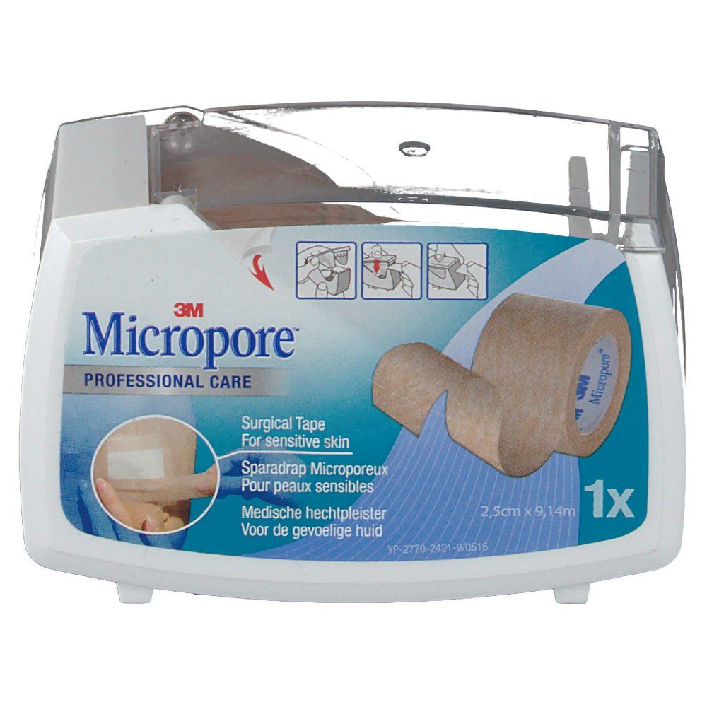 Distributeur blanc avec ruban adhésif. Inscription : 3M Micropore. 2,5 cm x 9,14 m. 1x. Partie supérieure transparente.