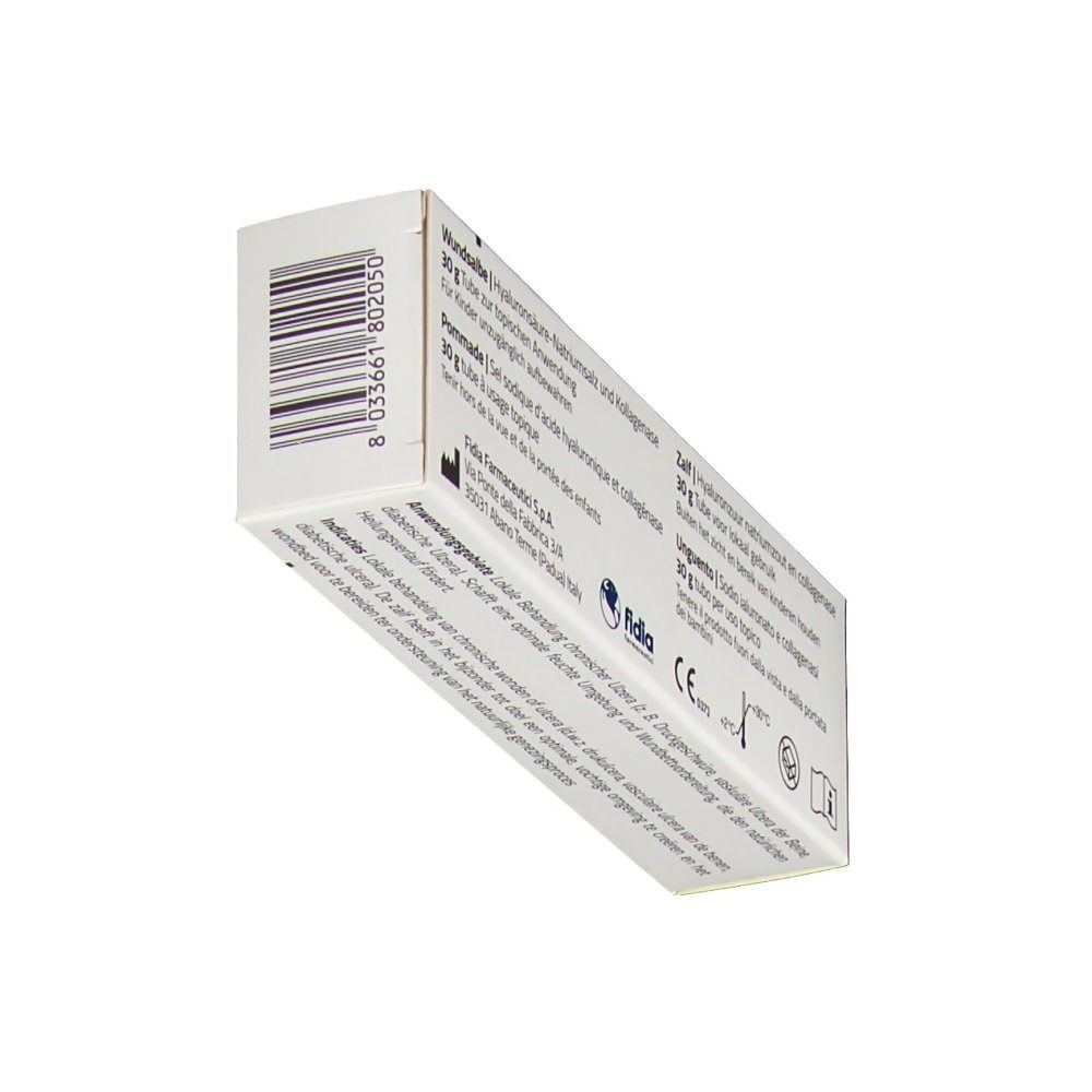 Unterseite der weißen Faltschachtel HYALO4 Start. Barcode, Text und Logos. Schräge Ansicht.