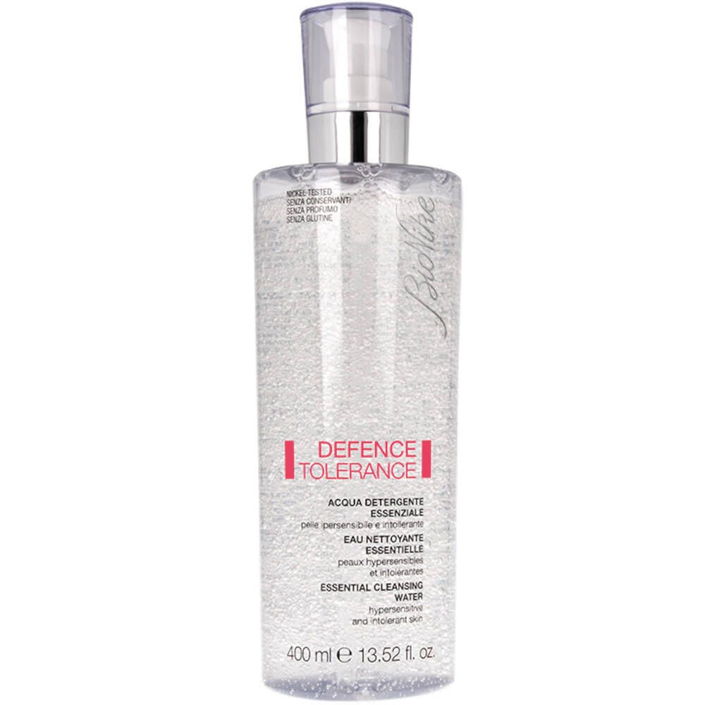 Klare Flüssigkeit in einer zylindrischen Flasche mit Sprühkopf. Aufschrift: DEFENCE TOLERANCE, Essential Cleansing Water. 400 ml.