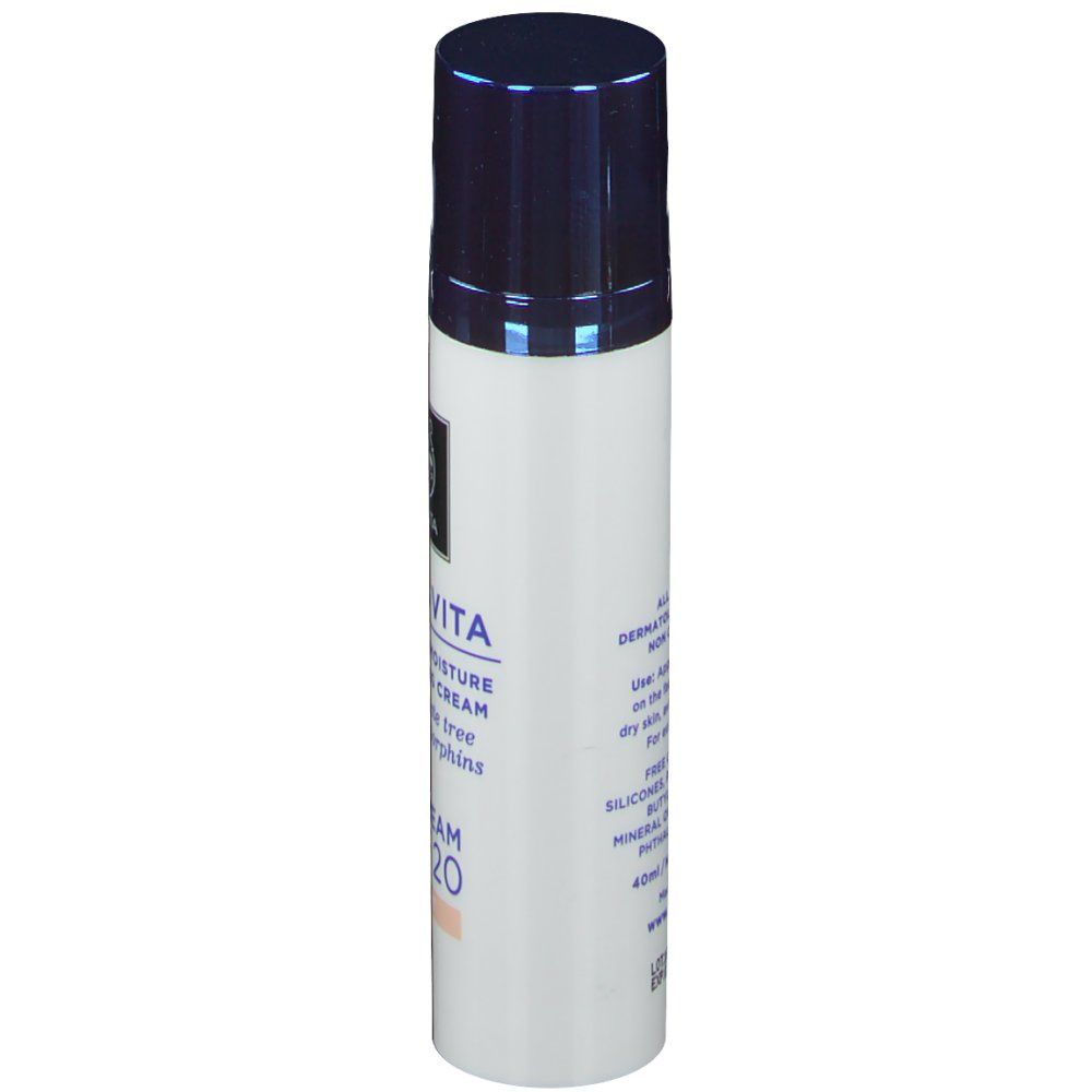 Witte tube, blauwe dop. Opschrift: Apivita Aqua Vita BB Cream SPF 20. Zijaanzicht van het product.