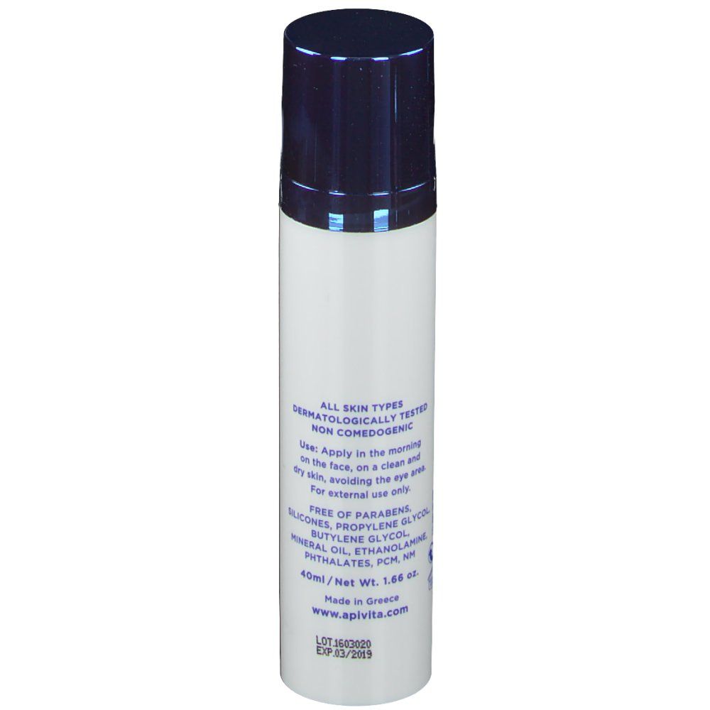Witte tube met blauwe dop. Opschrift: Apivita Aqua Vita BB Cream. Productinformatie op de achterkant.