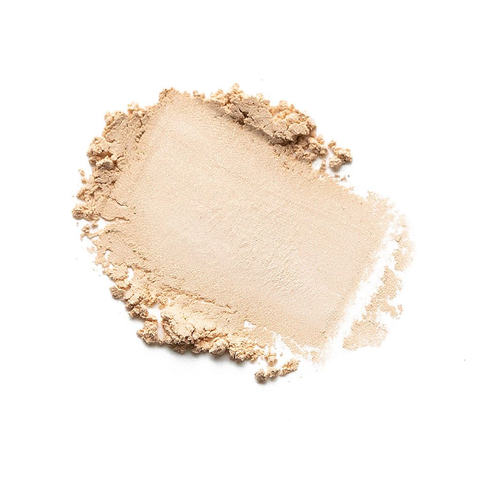 Échantillon de poudre. Couleur beige clair. Sur fond blanc.