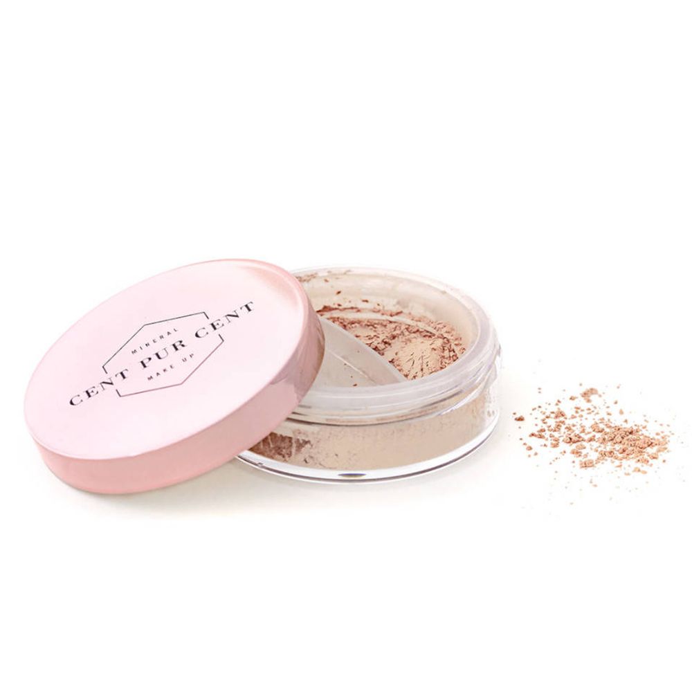 Pot de maquillage minéral en poudre, couvercle ouvert. Couvercle rose avec texte. Poudre visible.