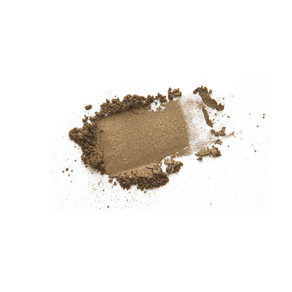 Fard à paupières sur fond blanc. Teinte: Bronze. Application.