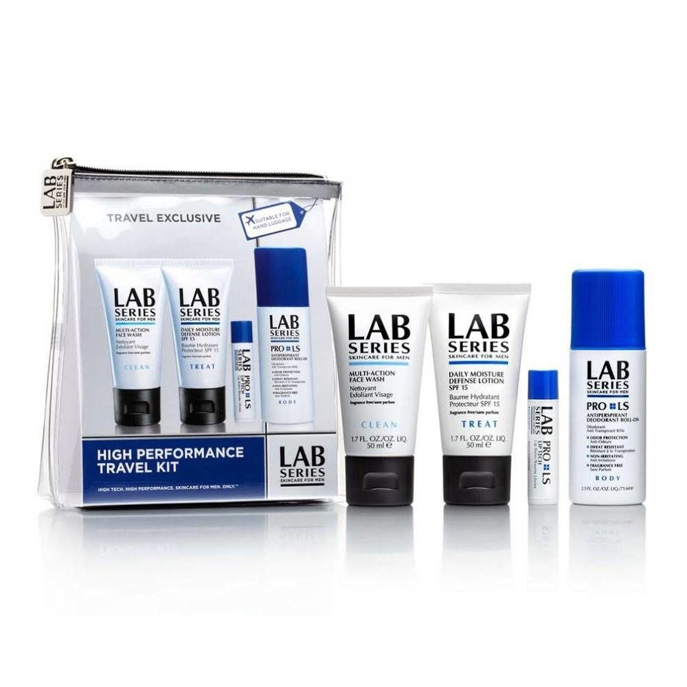 Reiseset für Männer. Enthält mehrere Produkte in einer transparenten Tasche. Aufdrucke: LAB SERIES, HIGH PERFORMANCE TRAVEL KIT.