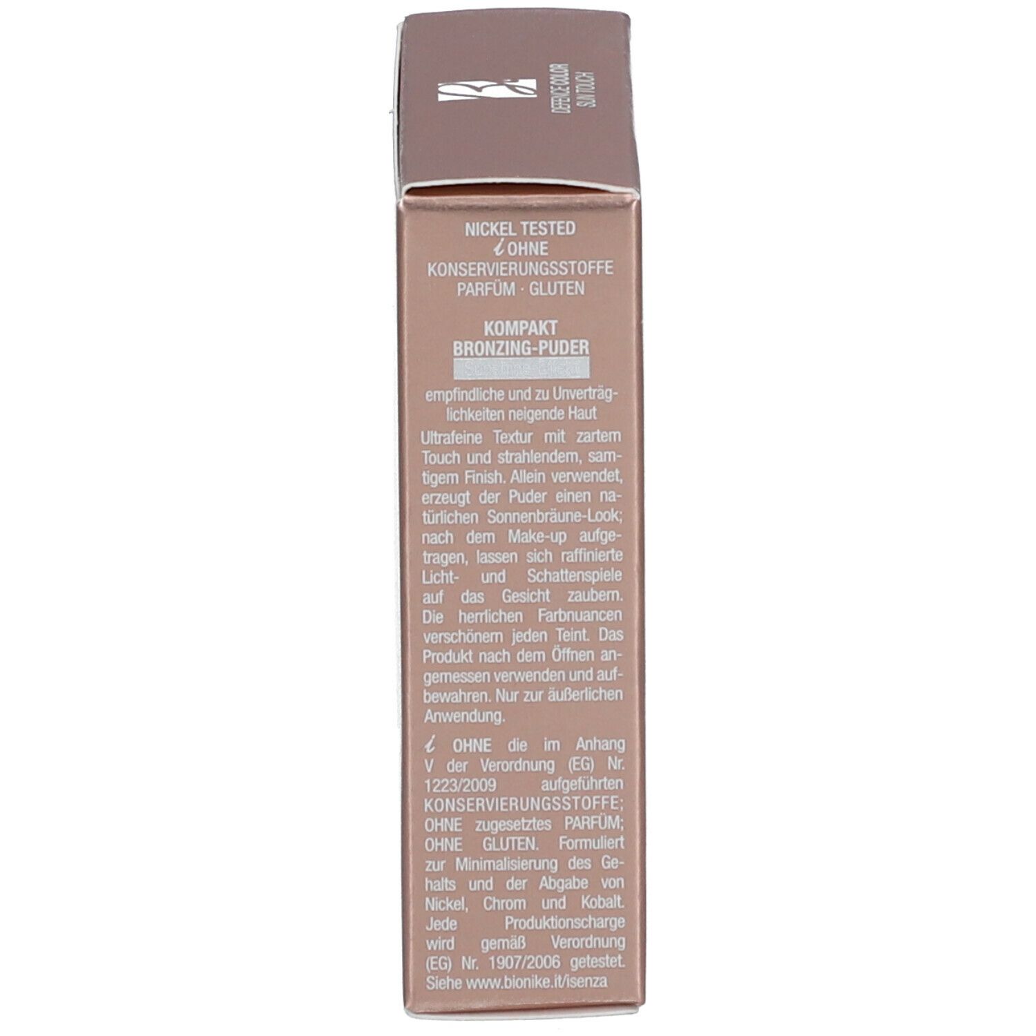 Bruine verpakking. Tekst: 'Compacte bronzing poeder'. Bevat informatie over ingrediënten en certificeringen.