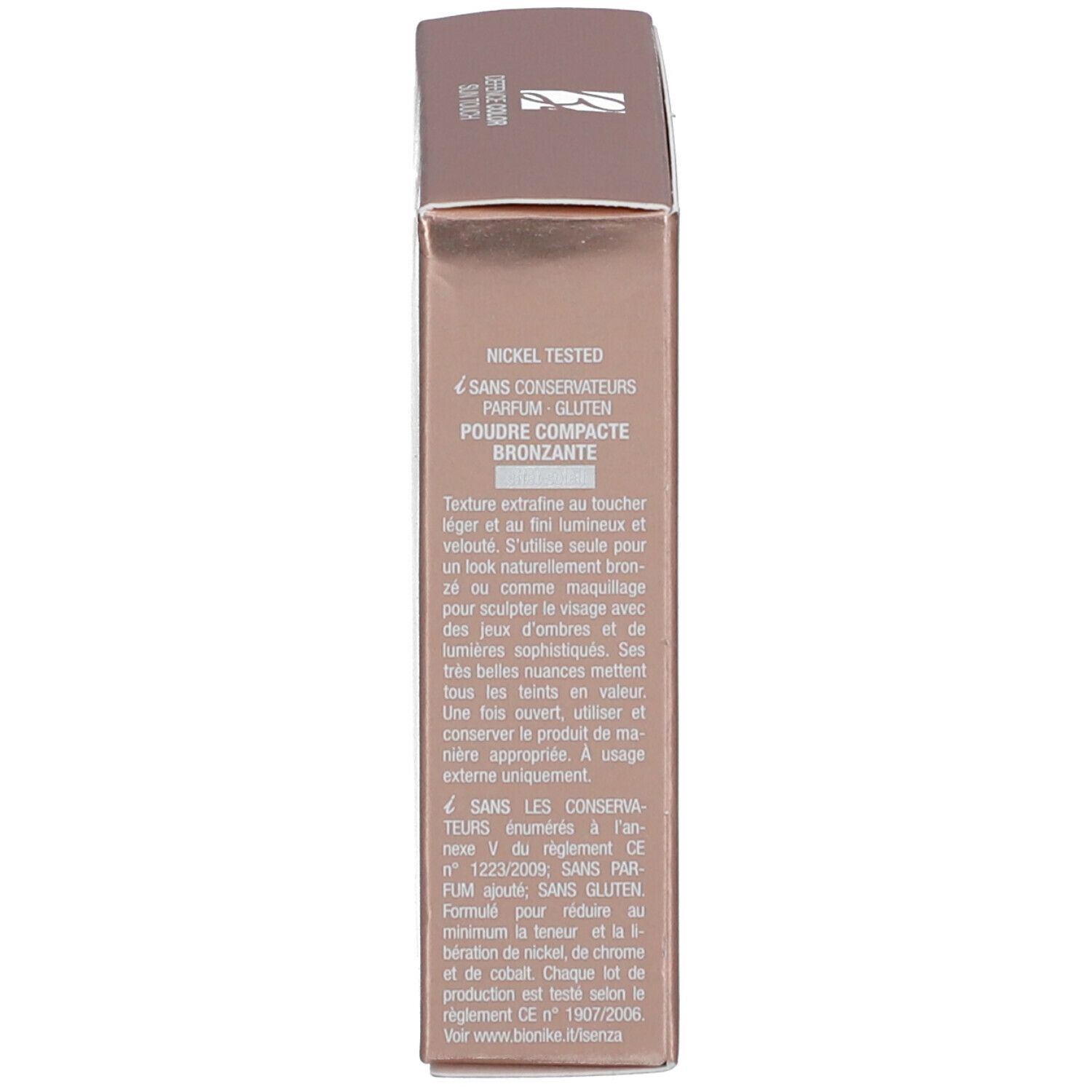 Bruine verpakking. Tekst: 'Poudre compacte bronzante'. Bevat informatie over ingrediënten en certificeringen.