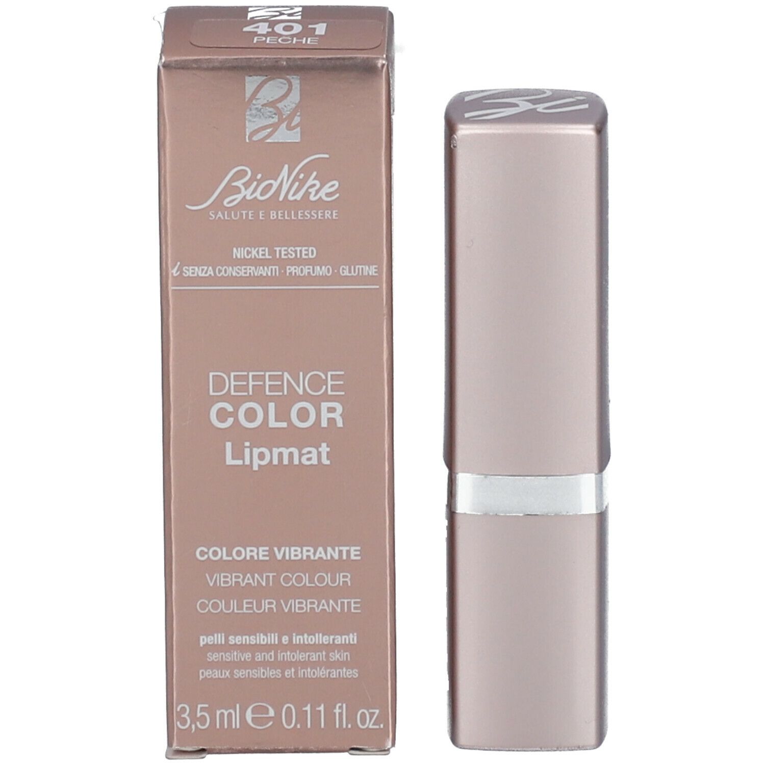 Lipstick en verpakking. Op de verpakking staan productnaam, merk en informatie. De lipstick is langwerpig.