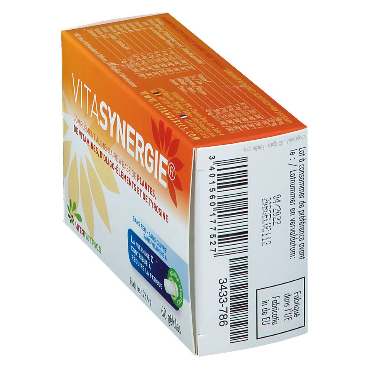 Boîte Vitanutrics VITASYNERGIE®, en biais. Orange et blanche, nom du produit et informations. Code-barres et date de péremption.