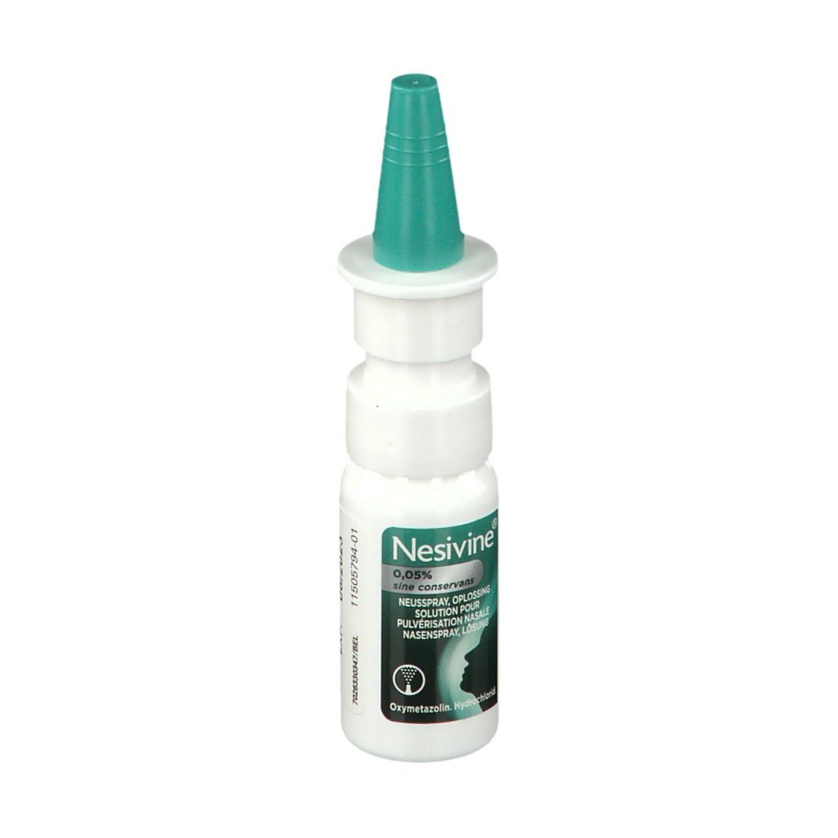 Witte neussprayfles met groene sproeikop. Opschrift: Nesivine 0,05%, neusspray. Afdruk met profiel.