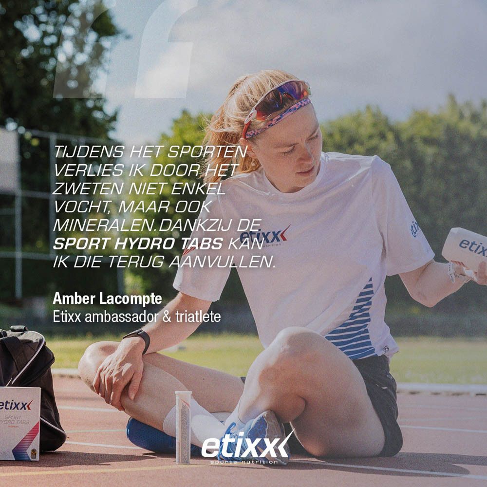 Vrouw zit op een sportveld. Ze houdt een fles met "etixx" logo vast. Tekst over mineralen.