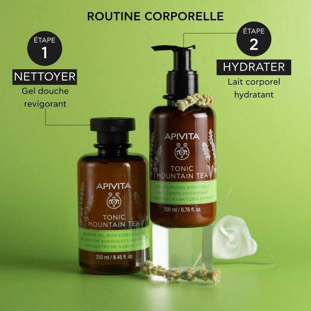 Deux flacons Apivita Tonic Mountain Tea. Texte : Nettoyer, Hydrater. Gel douche et lait corporel.