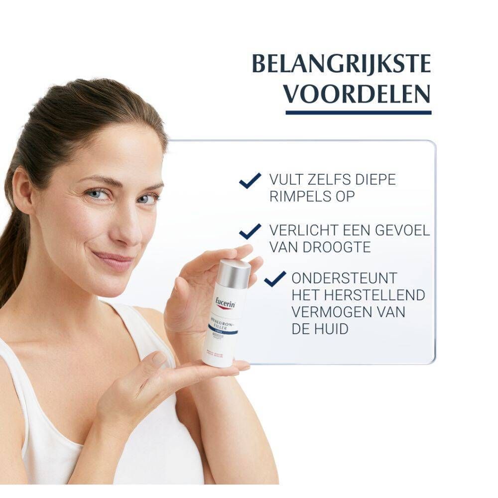 Vrouw houdt Eucerin Hyaluron-Filler Nachtcrème Extra Rijk vast. Tekst: Vult zelfs diepe rimpels op, verlicht droogte.