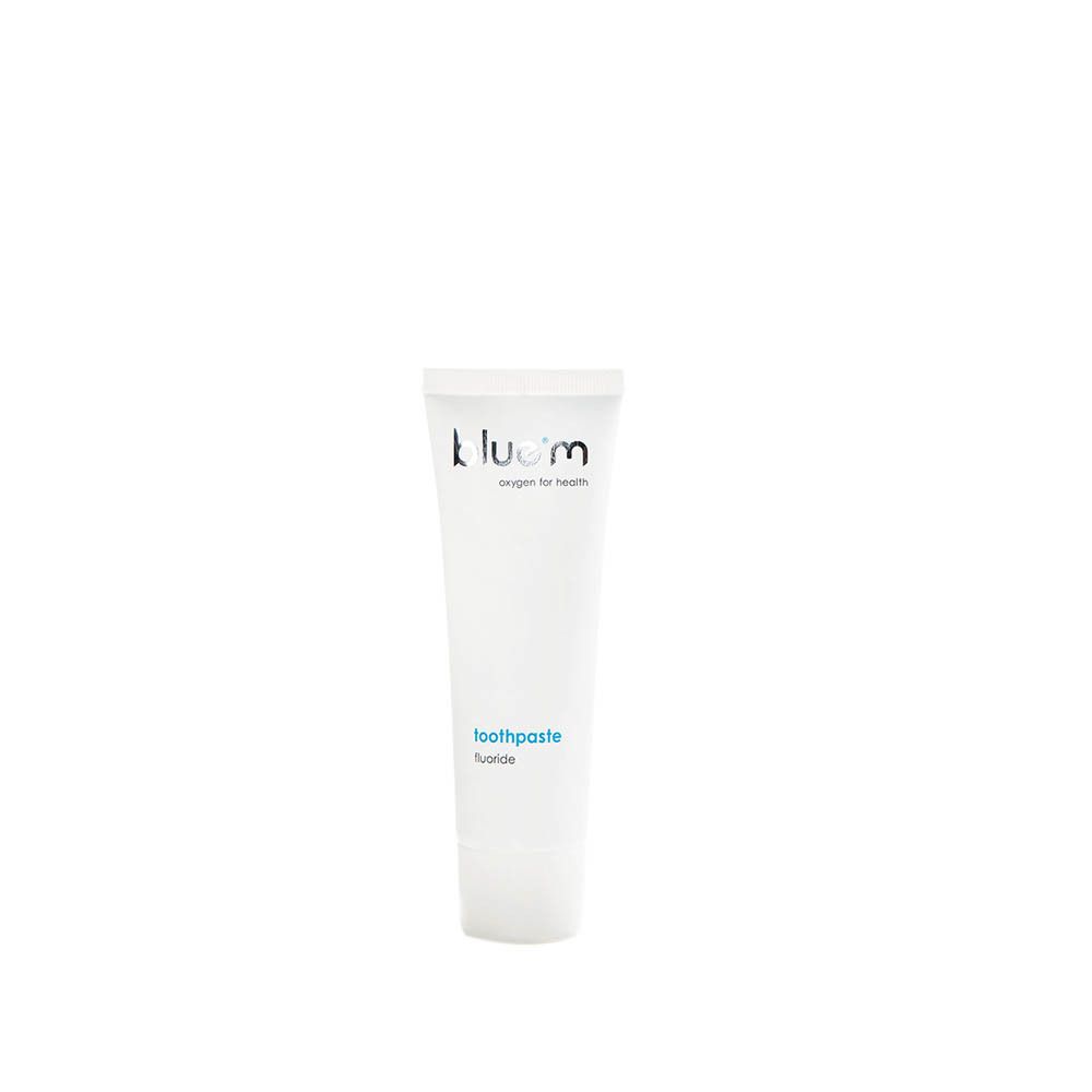 Tube de dentifrice blanc. Inscription : blue®m, oxygen for health, dentifrice, fluorure.