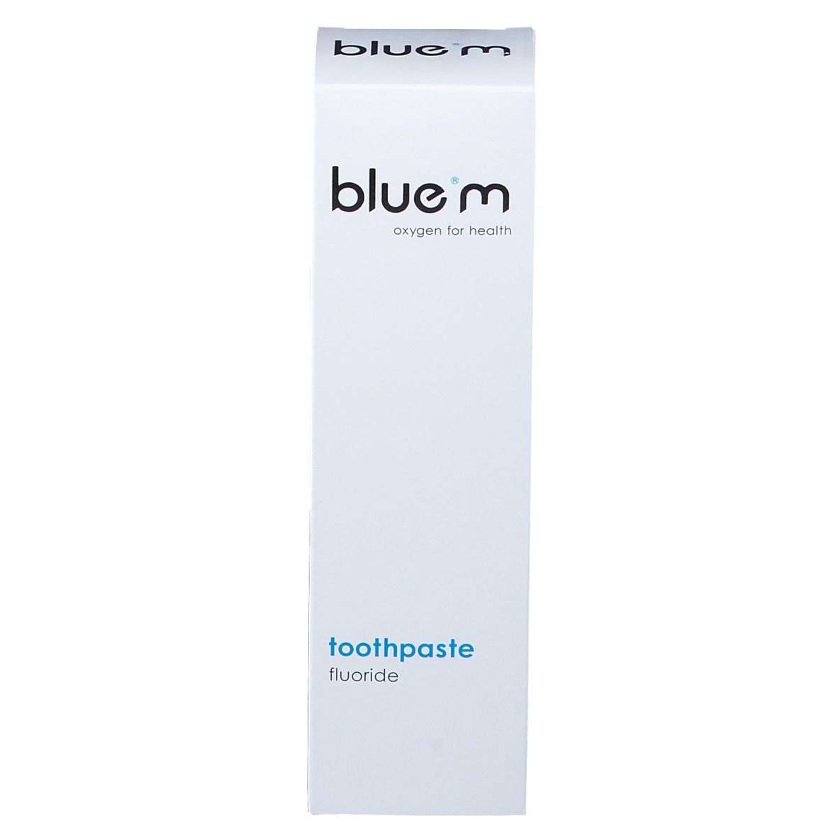 Weiße Schachtel mit blauem Text. Aufschrift: blue®m, oxygen for health, Zahnpasta, Fluorid.
