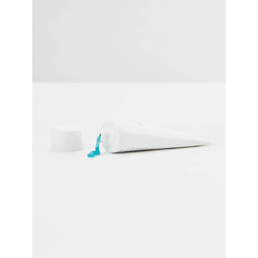 Tube de dentifrice avec dentifrice. Inscription : blue®m, oxygen for health.