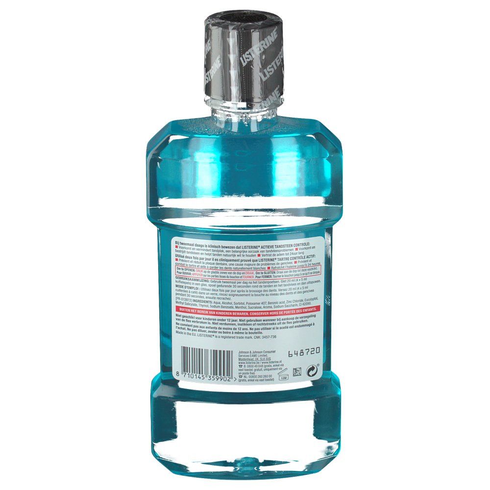 Retro del flacone di collutorio. Etichetta con testo e codice a barre. Tappo nero con logo. Liquido blu visibile.