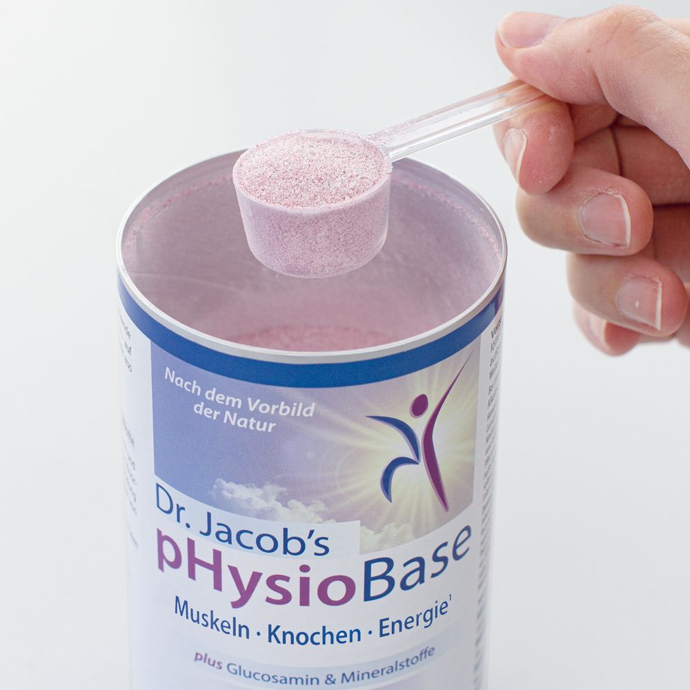 Hand hält einen Messlöffel mit rosa Pulver über einer Dose. Dose: Dr. Jacob's pHysioBase. Enthält Glucosamin und Mineralstoffe.
