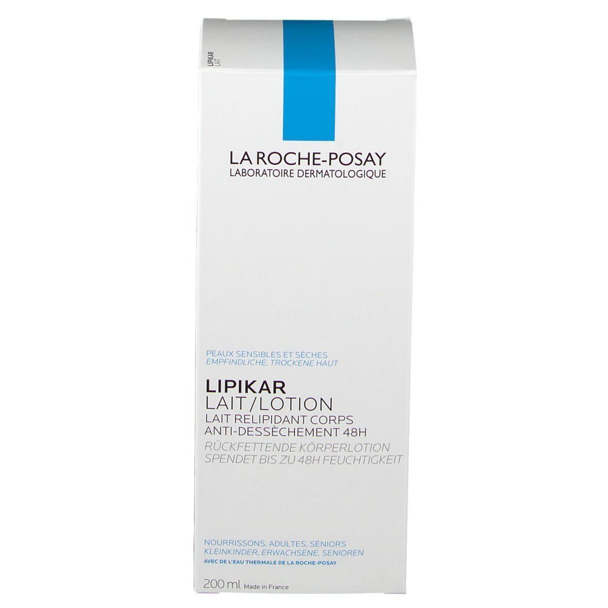 Productverpakking: Witte doos met blauwe rechthoek. Productnaam: LIPIKAR LAIT/LOTION. Tekst: Voor gevoelige en droge huid.