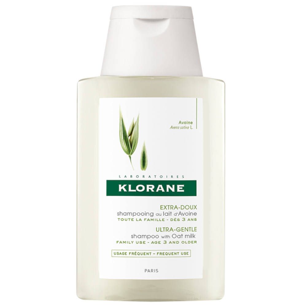 Flacon de shampooing KLORANE à l'avoine. Étiquette blanche, texte EXTRA-DOUX, ULTRA-GENTLE. Illustration d'avoine.