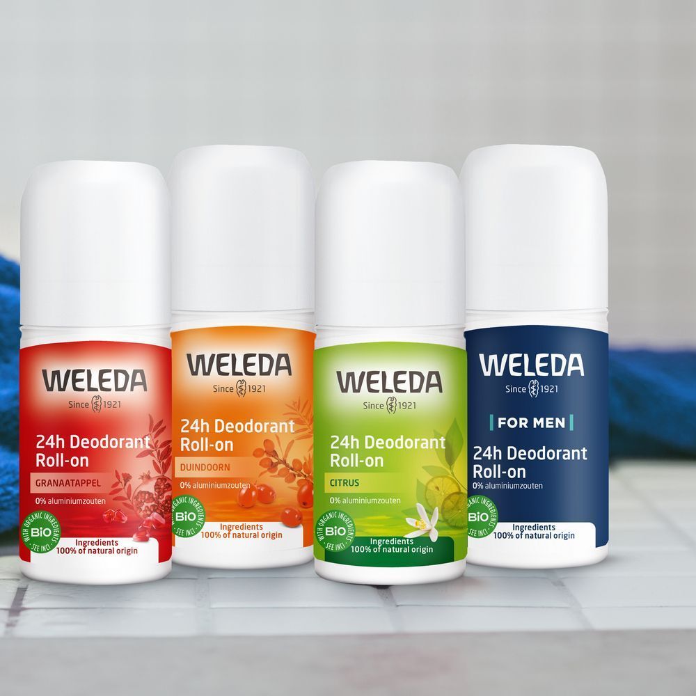 Quatre roll-ons déodorants 24h Weleda. Étiquettes rouge, orange, verte et bleue. Label bio.