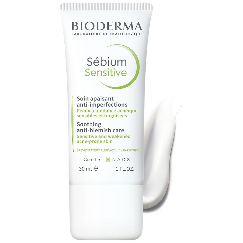 Tube blanc avec produit. Inscription : BIODERMA Sébium Sensitive. Produit appliqué. Texte : Soin apaisant anti-imperfections.