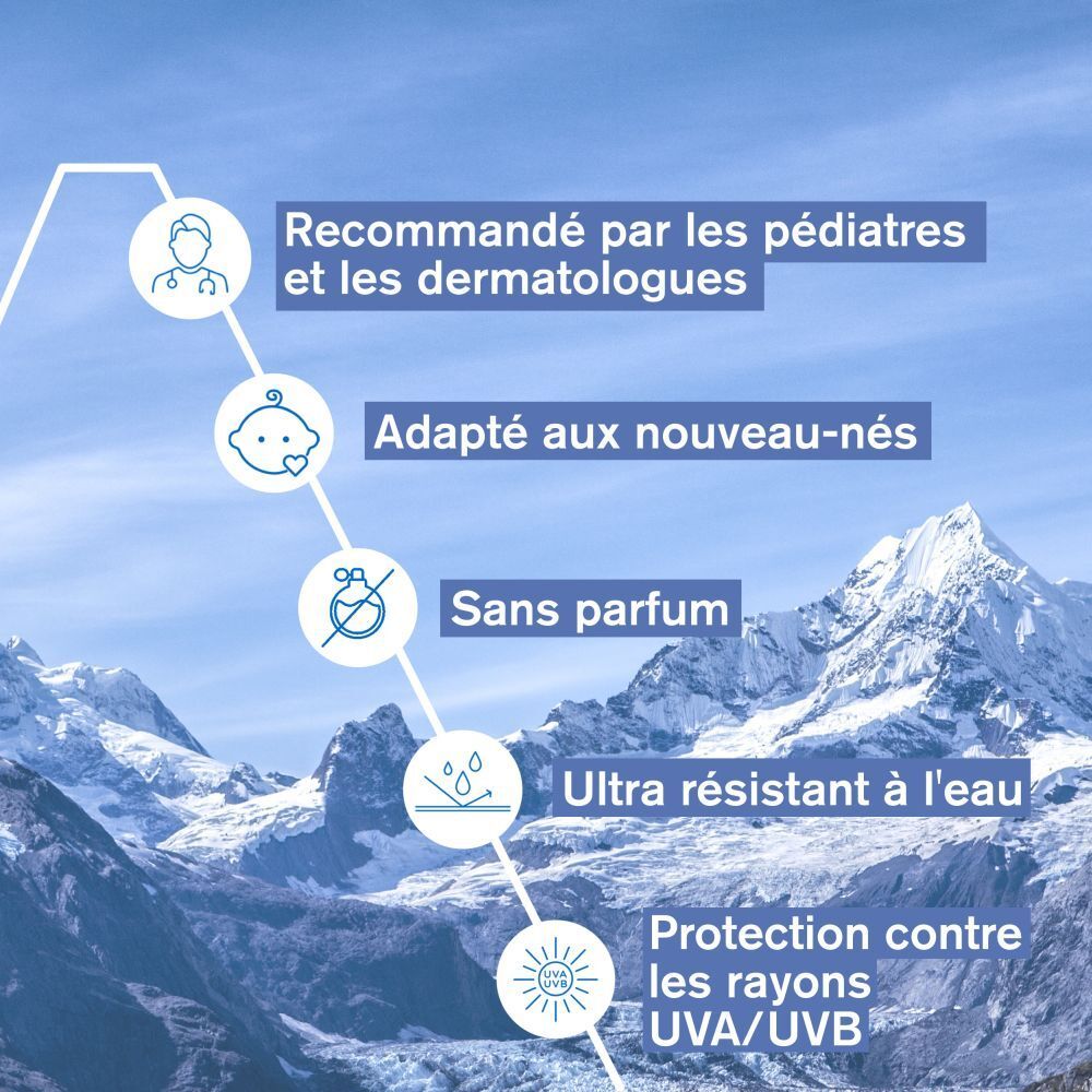 Bébé avec crème solaire. Texte: Tous types de peaux de bébé. Ultra-waterbestendig. Protection SPF50+. 100% filtres minéraux.