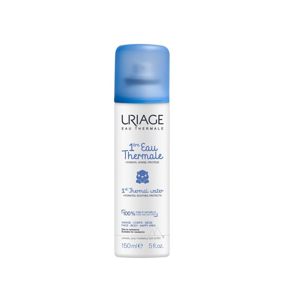 Enfant sur la plage, visage vaporisé avec Uriage 1ère Eau Thermale. Texte: Brume rafraîchissante et apaisante, 100% pur et naturelle.