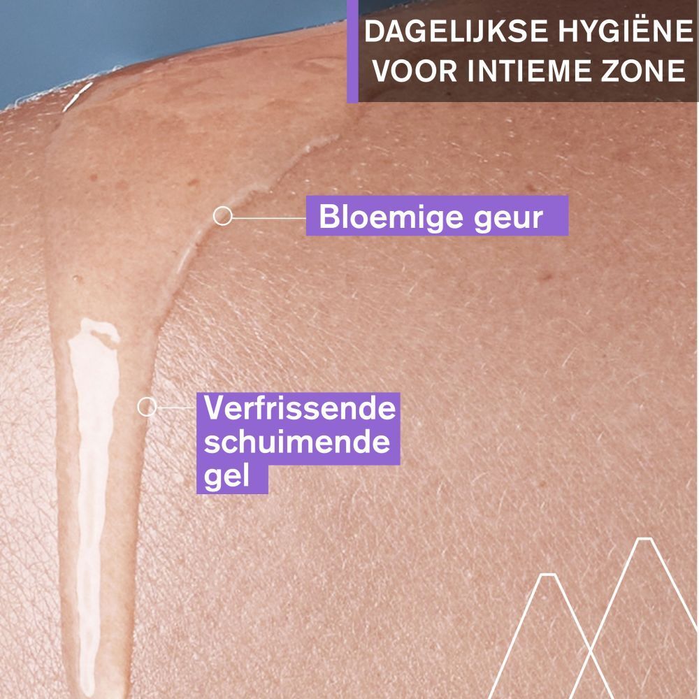 Close-up van huid met gel. Tekst: Bloemen geur, Verfrissende schuimende gel.