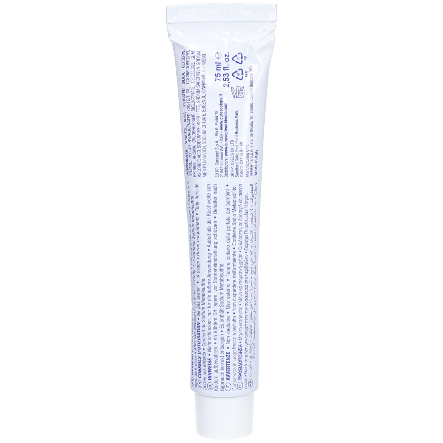 Rückseite der Zahnpasta-Tube. Text und Inhaltsstoffe in mehreren Sprachen. Weiße Tube mit blauem Verschluss.