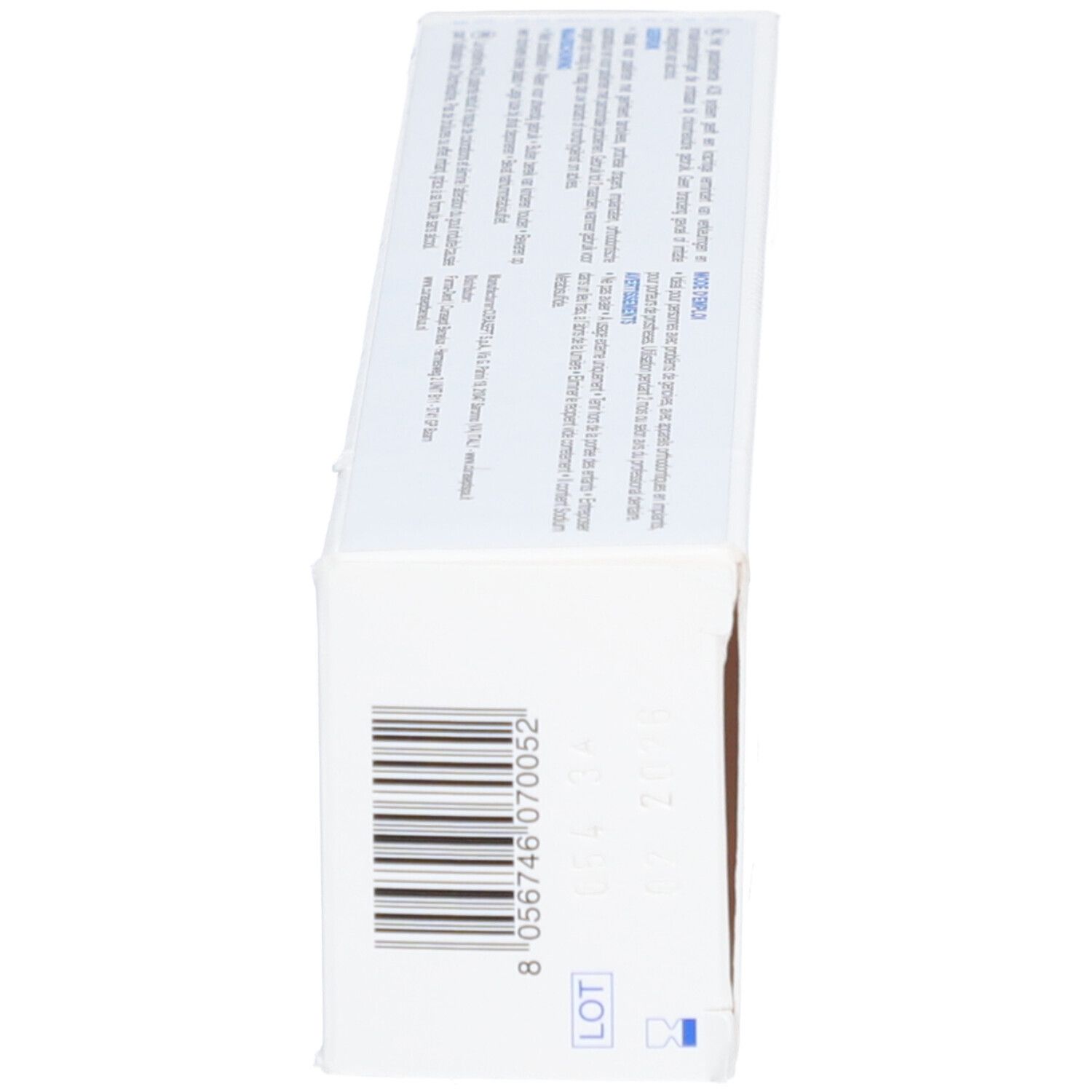 Seite der weißen Schachtel mit Barcode und Lot-Nummer.