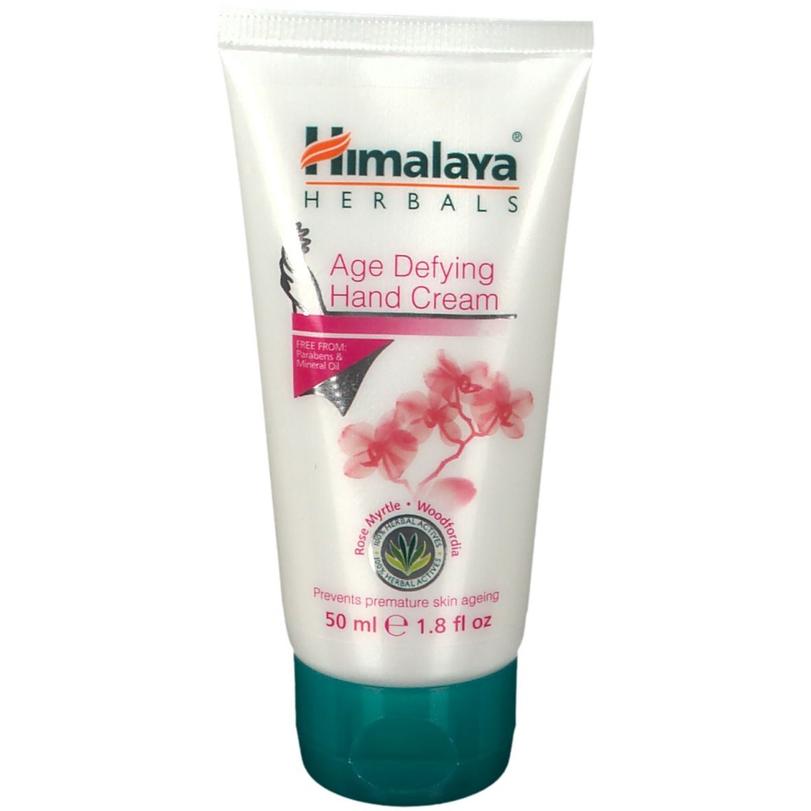 Tube blanche et verte de crème pour les mains Himalaya Age Defying. Contient une illustration florale, du texte et un logo.