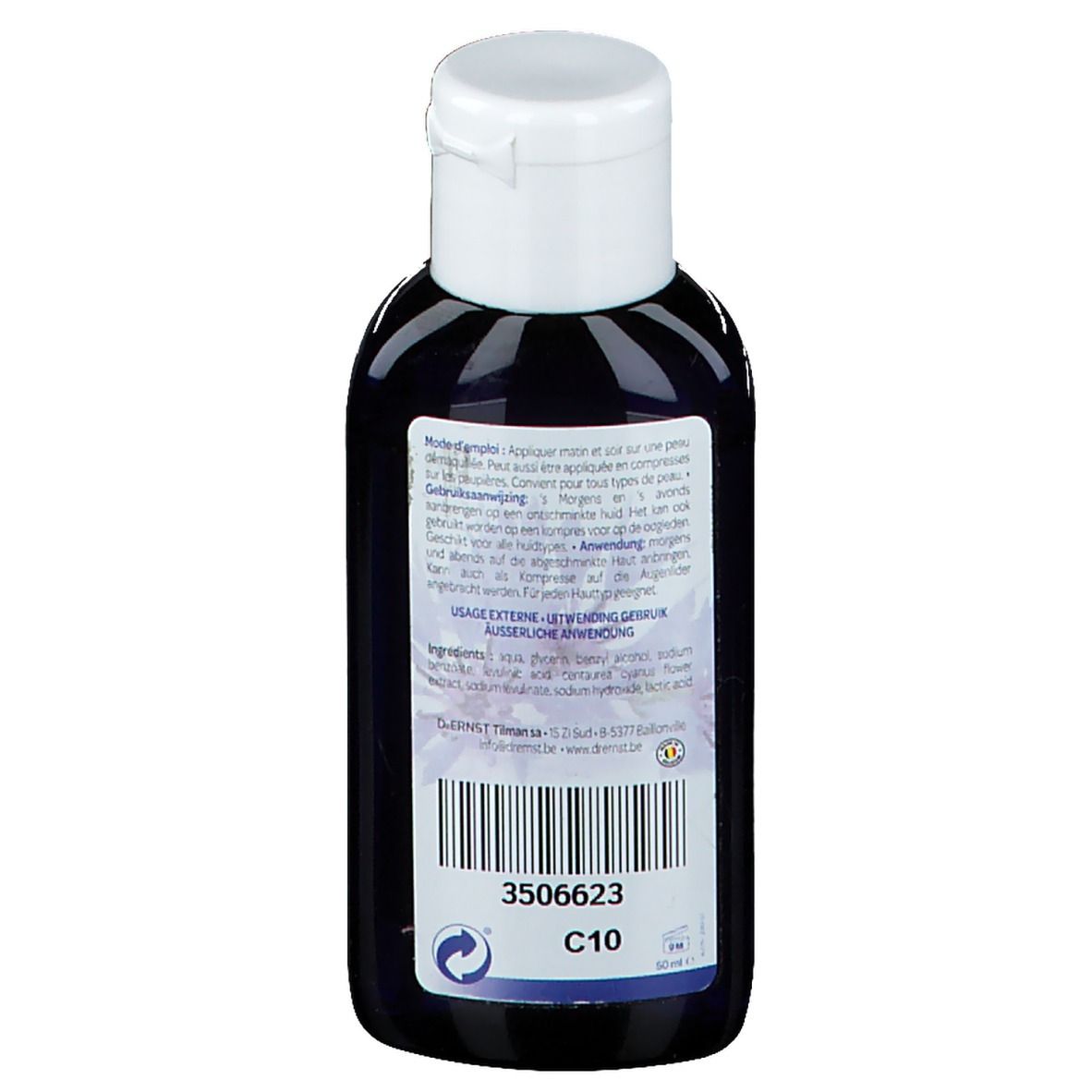 Achterkant van een donkerblauwe fles. Etiket met tekst, barcode en batchnummer. Witte dop.