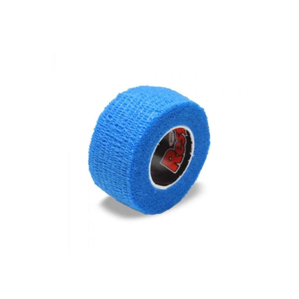 Blaues Verbandmaterial. Auf der Rolle ist ein Logo mit roter Schrift zu sehen.