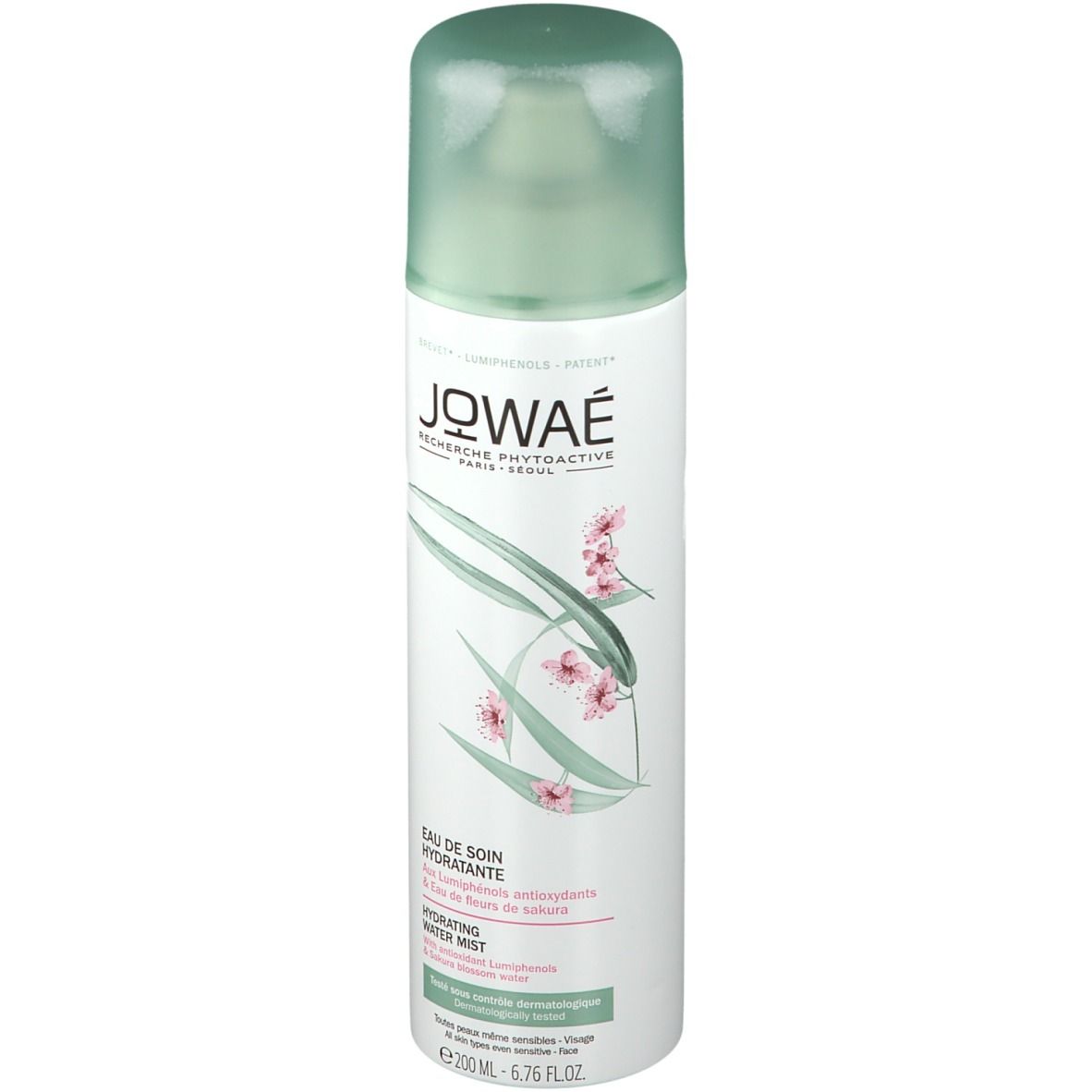 Jowaé Eau de Soin Hydratante. Flacon vaporisateur blanc, bouchon vert. Décor floral. Texte: Eau de Soin Hydratante, Hydrating Water Mist.