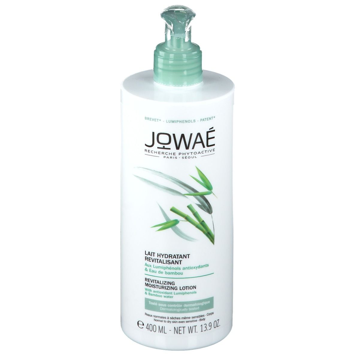 Witte fles met groene pomp. Opschrift: JOWAE, Lait Hydratant Revitalisant, Revitalizing Moisturizing Lotion. Bamboe-illustratie.