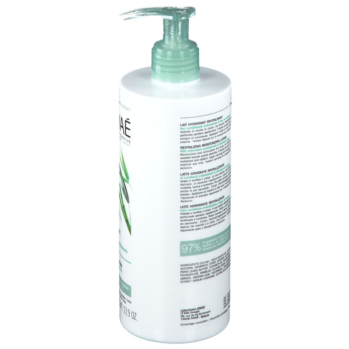 Witte fles met groene pomp. Opschrift: JOWAE, Lait Hydratant Revitalisant, Revitalizing Moisturizing Lotion. Bamboe-illustratie.