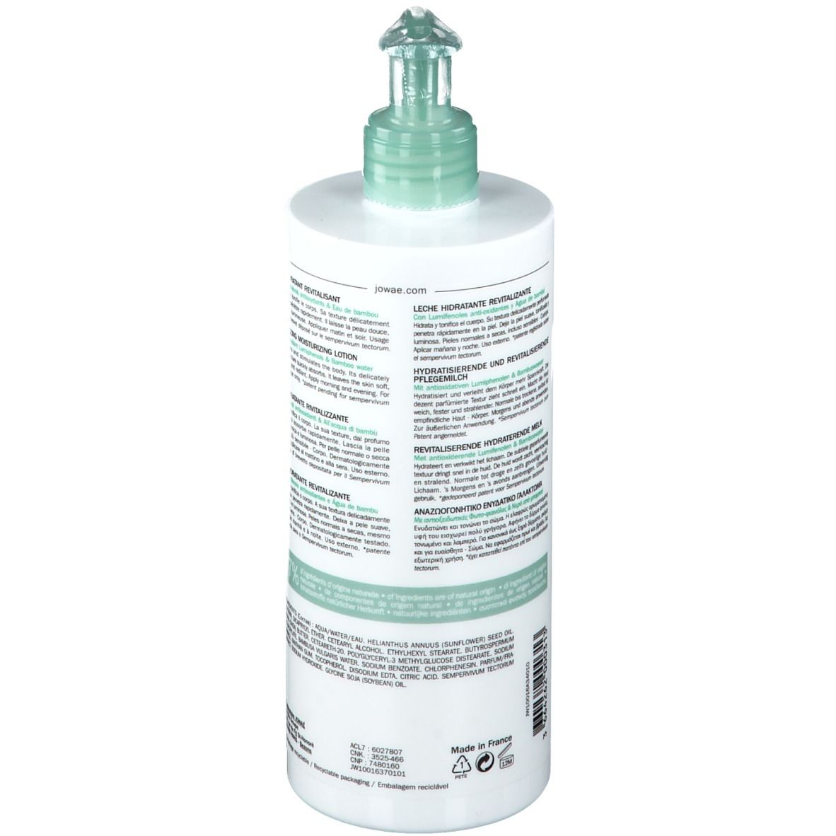 Witte fles met groene pomp. Opschrift: JOWAE, Lait Hydratant Revitalisant, Revitalizing Moisturizing Lotion. Bamboe-illustratie.