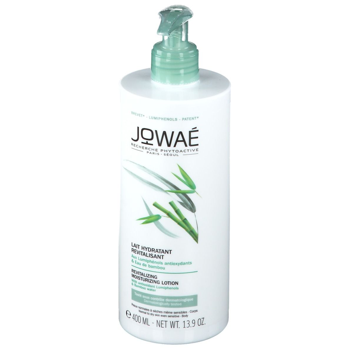 Witte fles met groene pomp. Opschrift: JOWAE, Lait Hydratant Revitalisant, Revitalizing Moisturizing Lotion. Bamboe-illustratie.